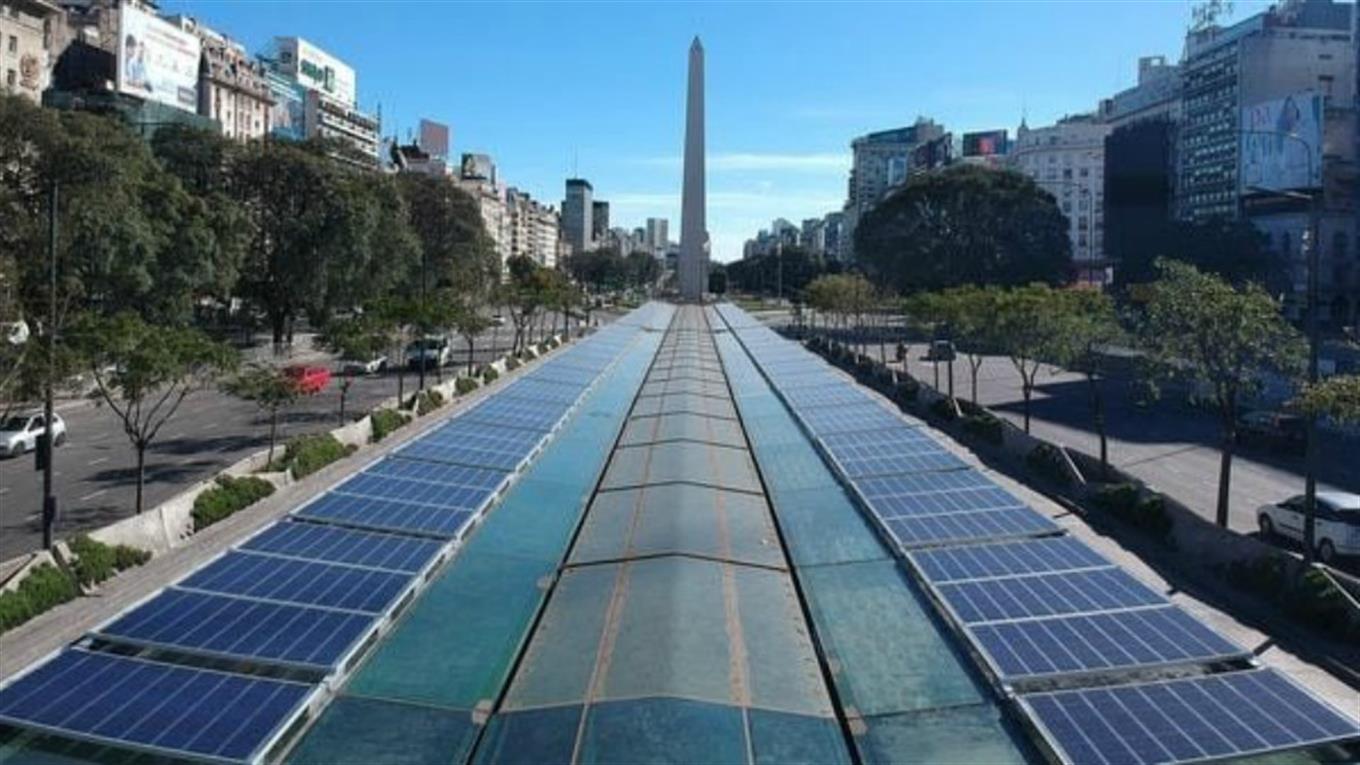 El gobierno porteño instaló paneles de energía solar en el Metrobus de 9 de Julio