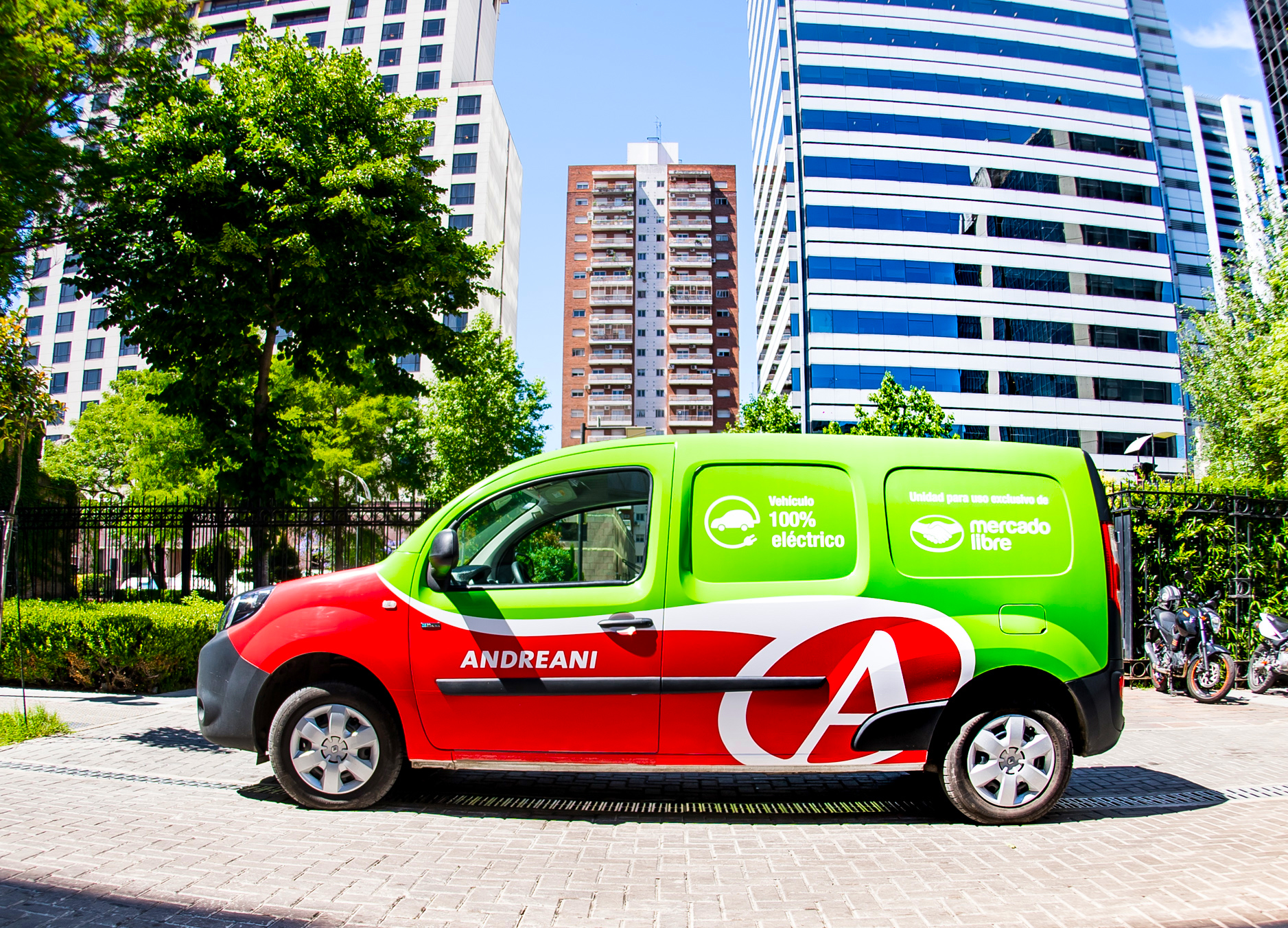 Mercado Libre genera alianza con Andreani para incorporar movilidad eléctrica en sus envíos